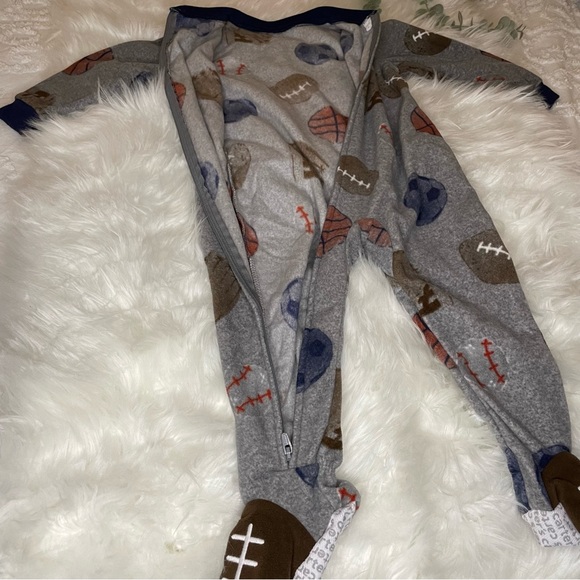 NWOT Bundle Of Two Zippered Fleece Onesies 24 Months Gerber & Carter’s - Picture 11 of 12